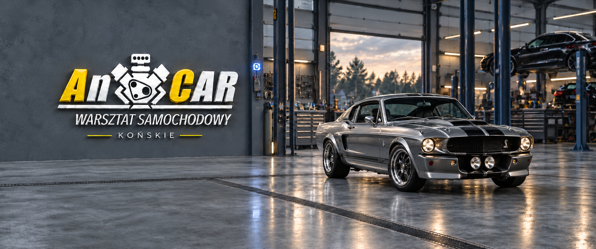 Logo AnCar Końskie i srebrny klasyczny Mustang w warsztacie